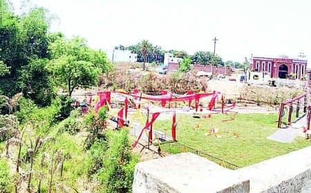 अवैध कॉलोनी में बना पार्टी लॉन, नदी ग्रीन बेल्ट पर कब्जा, प्रशासन बेअसर