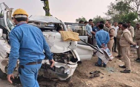 उत्तरप्रदेश: भीषण सड़क हादसा... जालौन में 100 की रफ्तार में ट्रक में घुसी टवेरा... छह लोगों की मौत, चार गंभीर 