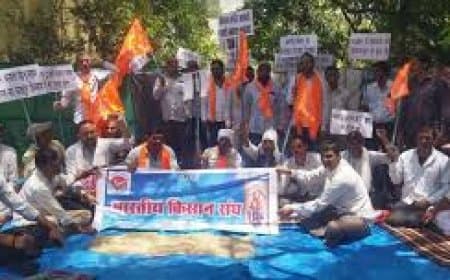 भोपाल में किसानों का हल्लाबोल: एसडीएम कार्यालय के बाहर धरना, प्रशासनिक ढिलाई पर फूटा गुस्सा