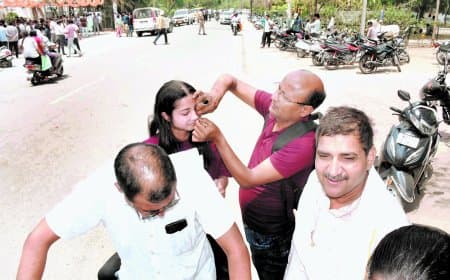 नाक की फुलिया उतर नहीं रही थी सुनार बुलाना पड़ा, फिर मिली इंट्री