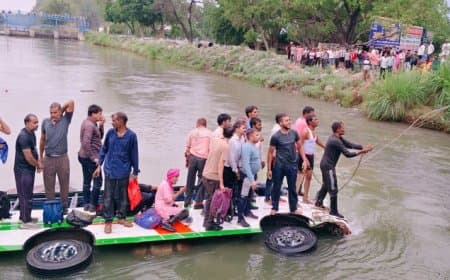 यूपी: डंपर ने मारी टक्कर... 21 कर्मचारियों से भरी बस रामगंगा नहर में गिरी... सब सुरक्षित