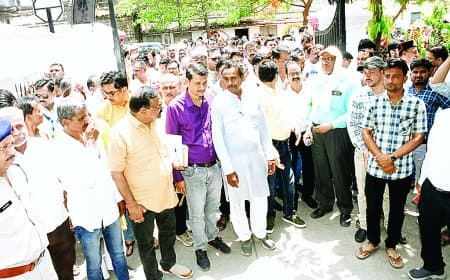 कलेक्टर और सीईओ को हटाने की मांग कर्मचारियों ने घेरा कमिश्नर कार्यालय