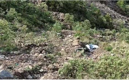 हिमाचल में भीषण सड़क हादसा... खाई में गिरी सैलानियों से भरी कार, गुजरात के छह लोगों की मौत