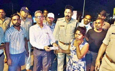 सड़क के गड्ढे ने ली महिला की जान, हाईवे पर घंटों चक्काजाम रहा