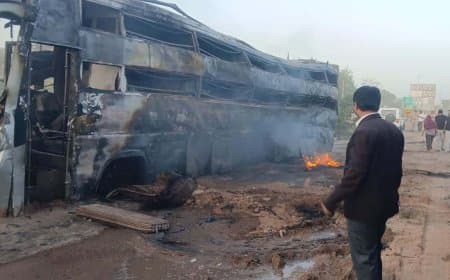 गुजरात में हादसा: आधी रात ट्रक की टक्कर के बाद बस में लगी आग...चार लोग जिंदा जले