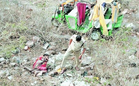 गोरसरी घाटी में खाई में गिरा ऑटो, महिला की मौत, 11 यात्री गंभीर घायल