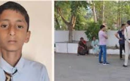 दमोह के IES स्कूल में शिक्षिका की मारपीट से घायल छात्र काव्य की मौत, शव लेकर SP ऑफिस पहुंचे परिजन