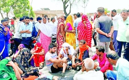 कोल वाहन की टक्कर से युवक मौत, आक्रोशित ग्रामीणों ने सड़क पर लगाया जाम