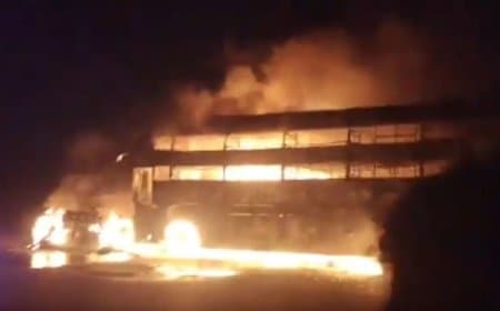 यूपी: लखनऊ एक्सप्रेसवे पर कंटेनर-बस की भिड़ंत... लगी आग, ड्राइवर जिंदा जला... 24 यात्री झुलसे 