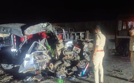 कर्नाटक: कार और लॉरी की टक्कर... हादसे में पांच लोगों की मौत... वाहन के उड़ गए परखच्चे 