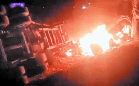 पेड़ से टकरा कर पलटा बल्कर, केबिन में लगी आग, जिंदा जल गया चालक