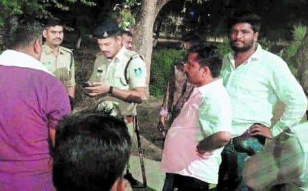 राहगीरों को पीटा, वाहन में की तोड़फोड़, मची रही अफरा-तफरी