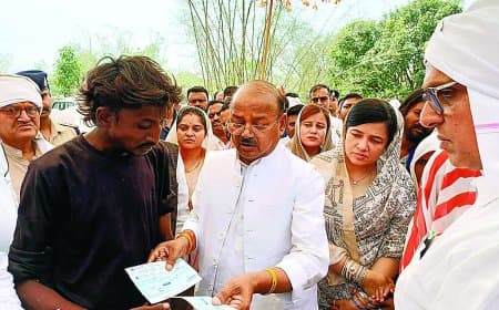 तीन मासूमों को खोने वाले परिवार के साथ खड़ा हुआ शासन और समाज