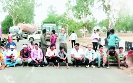 क्योंटी कैनाल में पानी न मिलने पर किसानों ने सड़क जाम कर जताया आक्रोश
