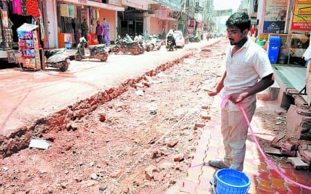 सीवर लाइन की खुदाई से त्रस्त व्यापारी फिर उतरे सड़क पर धरने