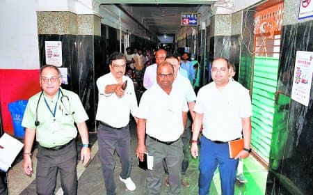 उप संचालक ने पांच घंटे निरीक्षण कर परखी जिला अस्पताल की व्यवस्थाएं बारीकी से