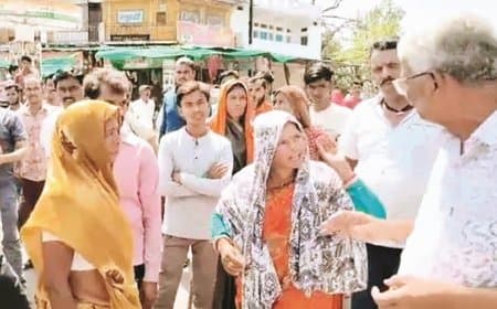 15 दिनों से पानी को तरसे ग्रामीण खाली बर्तनों के साथ किया चक्काजाम