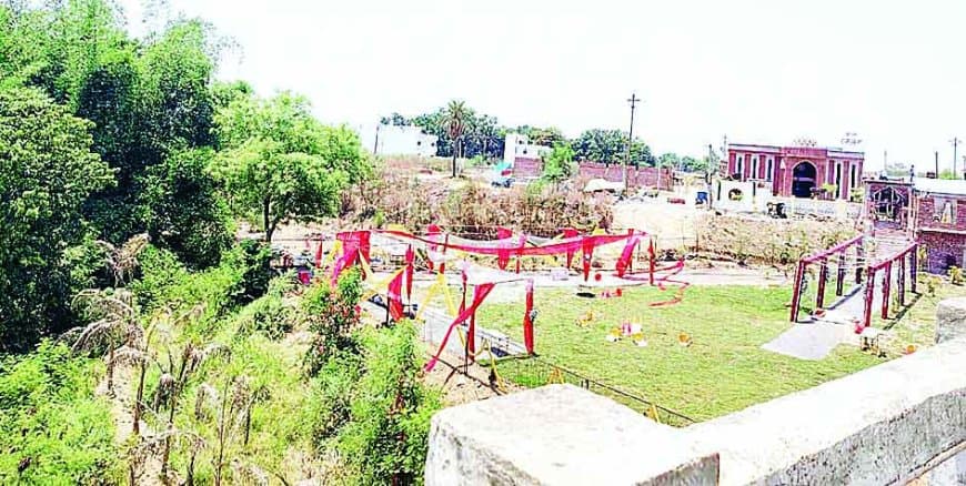 अवैध कॉलोनी में बना पार्टी लॉन, नदी ग्रीन बेल्ट पर कब्जा, प्रशासन बेअसर