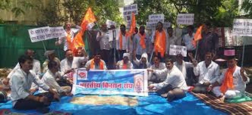 भोपाल में किसानों का हल्लाबोल: एसडीएम कार्यालय के बाहर धरना, प्रशासनिक ढिलाई पर फूटा गुस्सा