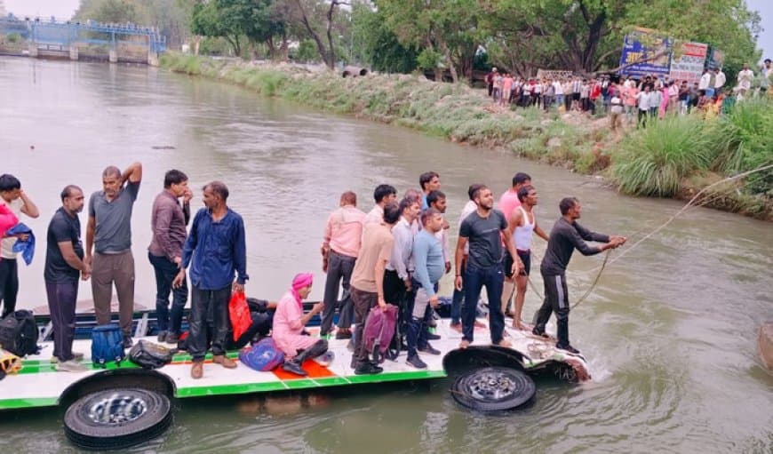 यूपी: डंपर ने मारी टक्कर... 21 कर्मचारियों से भरी बस रामगंगा नहर में गिरी... सब सुरक्षित