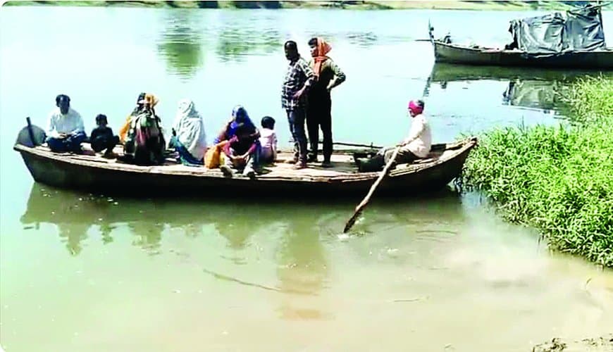 टमस नदी में बिना सुरक्षा दौड़ रहीं ओवरलोड नावें, हर दिन मौत का खतरा