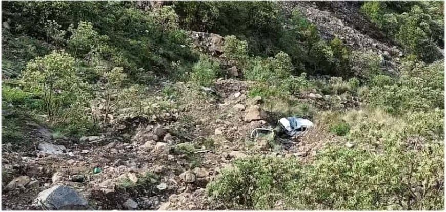 हिमाचल में भीषण सड़क हादसा... खाई में गिरी सैलानियों से भरी कार, गुजरात के छह लोगों की मौत