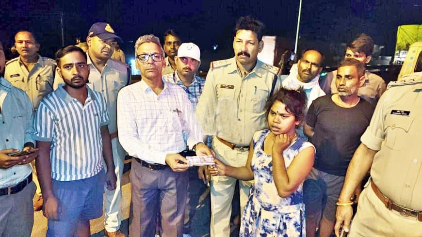 सड़क के गड्ढे ने ली महिला की जान, हाईवे पर घंटों चक्काजाम रहा