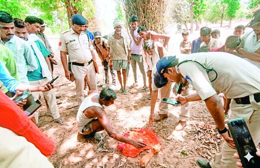 लाल पोटली में मिला मासूम का कंकाल, गांव में तंत्र-मंत्र की दहशत फैली