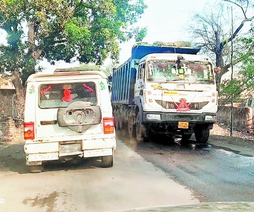 अमिलिया मुख्य मार्ग पर कोल वाहनों का कब्जा, घंटों जाम से जनता बेहाल