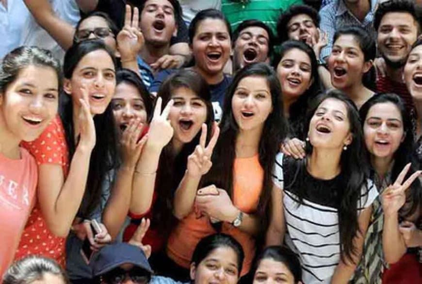 सीबीएसई 12वीं का रिजल्ट: लड़कियां 88.86%, लड़के 82.13 और भोपाल रीजन के 79.43% छात्र सफल
