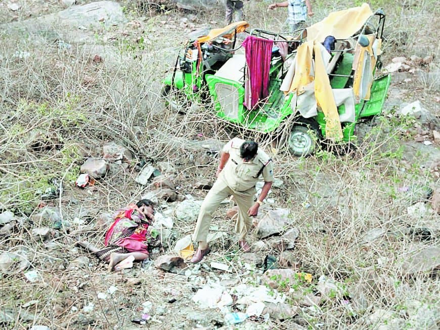 गोरसरी घाटी में खाई में गिरा ऑटो, महिला की मौत, 11 यात्री गंभीर घायल