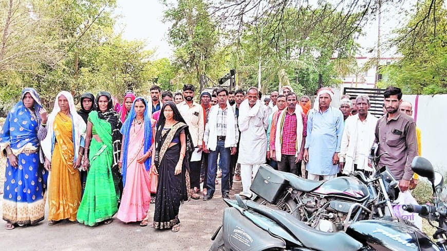 तेंदूपत्ता डेली को लेकर ग्रामीणों का फूटा गुस्सा रेंजर व नोडल अधिकारी पर लगाए पक्षपात के आरोप