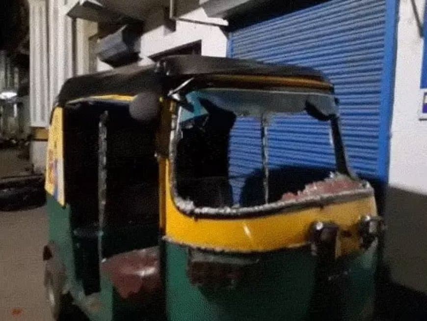 बंगाल: लाउडस्पीकर की आवाज कम करने के निर्देश के बाद बवाल... पुलिस चौकी में तोड़फोड़-पथराव