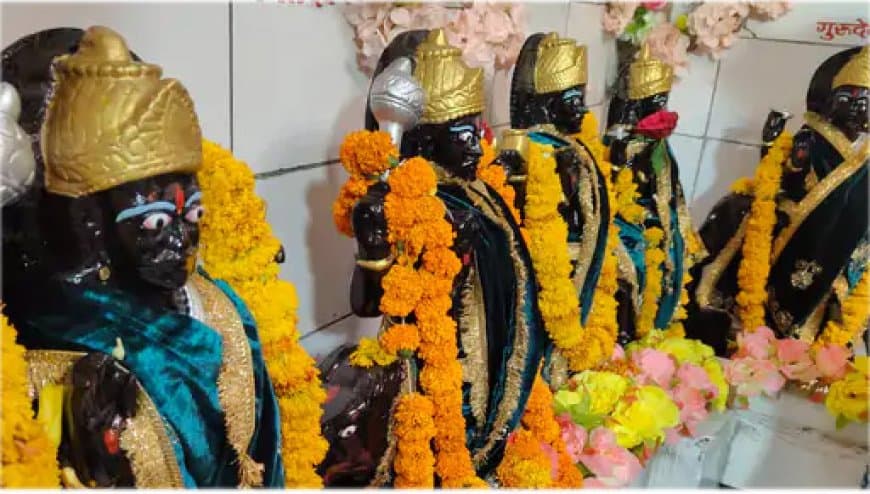 शहर के सभी प्रमुख मंदिरों और पूजा स्थलों पर सामान्य दिनों की तुलना में भक्तों की काफी अधिक भीड़ देखी गई।