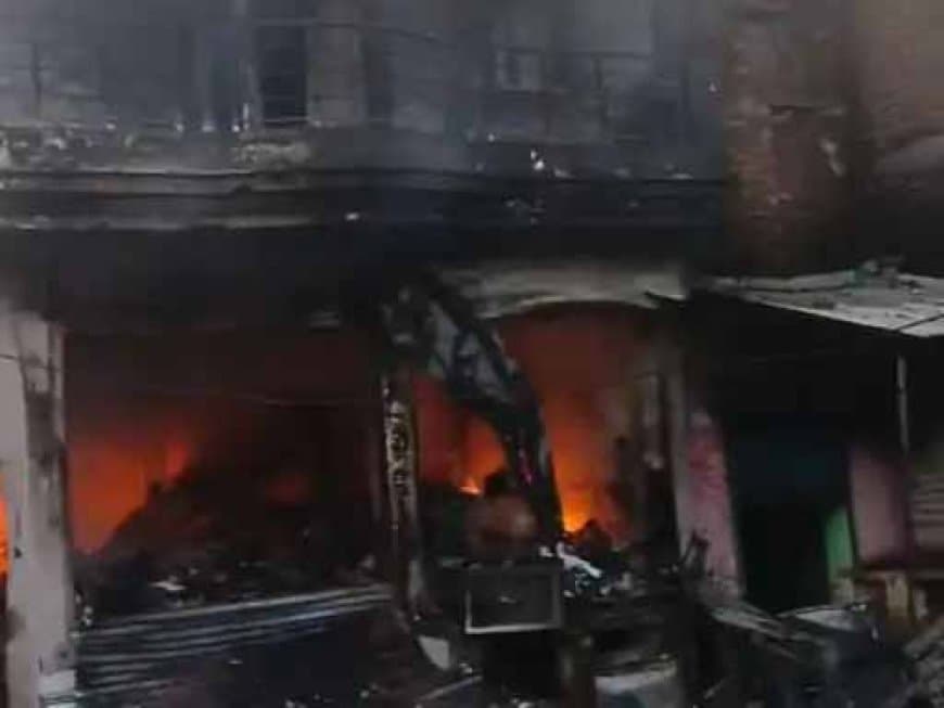 देर रात एक इलेक्ट्रॉनिक दुकान और मकान में भीषण आग लग गई।