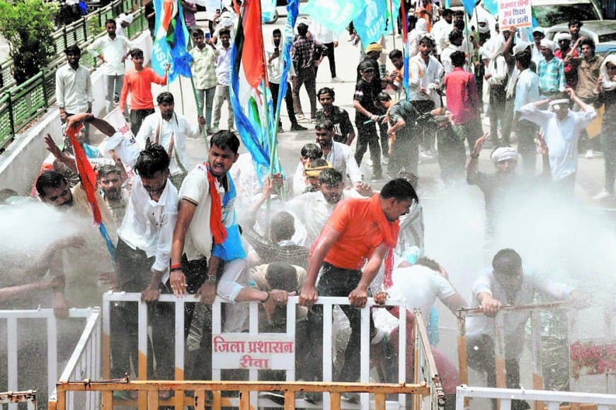 डिप्टी सीएम के आवास का घेराव करने जा रहे कार्यकर्ताओं को रास्ते में रोका, चलाना पड़ा वाटर कैनन, आंसू गैस