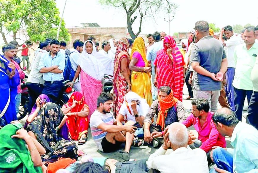कोल वाहन की टक्कर से युवक मौत, आक्रोशित ग्रामीणों ने सड़क पर लगाया जाम