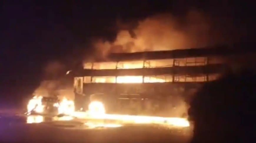 यूपी: लखनऊ एक्सप्रेसवे पर कंटेनर-बस की भिड़ंत... लगी आग, ड्राइवर जिंदा जला... 24 यात्री झुलसे 
