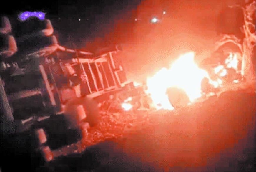 पेड़ से टकरा कर पलटा बल्कर, केबिन में लगी आग, जिंदा जल गया चालक