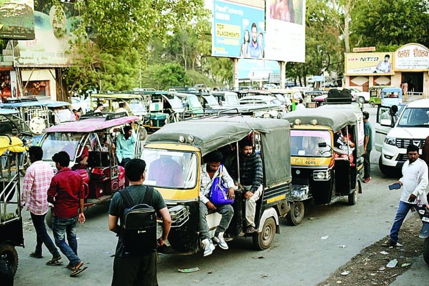 सतना जंक्शन के बाहर ऑटो चालकों की मनमानी से बढ़ रहा जाम