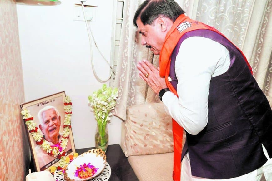 सतना दौरे पर मुख्यमंत्री ने श्रद्धांजलि दी, परिजनों को बंधाया ढांढस