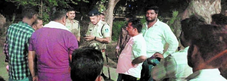 राहगीरों को पीटा, वाहन में की तोड़फोड़, मची रही अफरा-तफरी