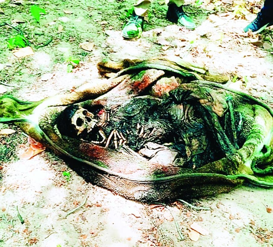 सीधी के घने जंगल की गुफा में कंबल में लिपटा मिला महिला का कंकाल