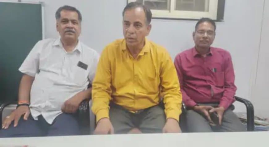 घूसखोर प्राचार्य प पीली शर्ट में