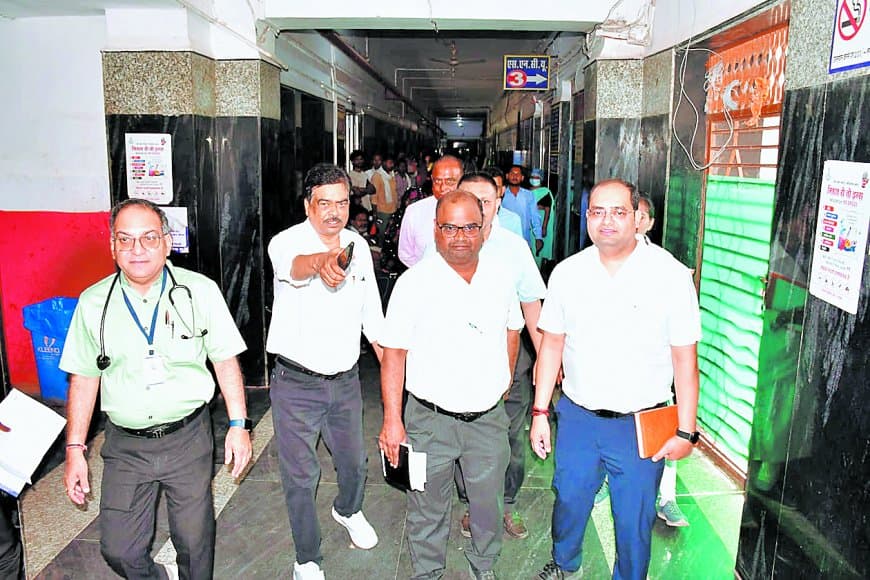 उप संचालक ने पांच घंटे निरीक्षण कर परखी जिला अस्पताल की व्यवस्थाएं बारीकी से
