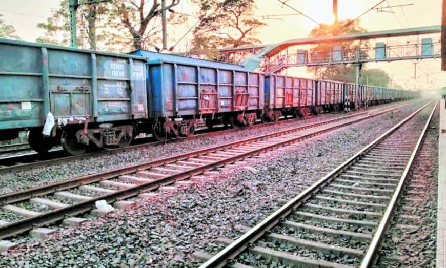 दौड़ती मालगाड़ी दो हिस्सों में बंटी, सुरक्षित रेल संचालन पर सवाल गहरे