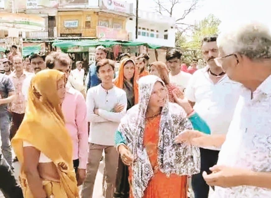 15 दिनों से पानी को तरसे ग्रामीण खाली बर्तनों के साथ किया चक्काजाम
