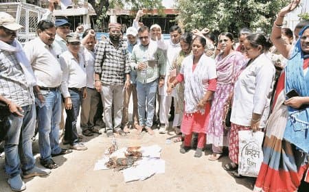 संविदा स्वास्थ्य कर्मियों की हड़ताल से ठप सेवाएं, मरीज हुए परेशान जिलेभर
