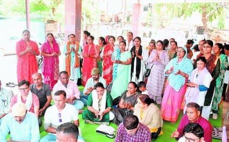 सद्बुद्धि यज्ञ संग जारी हड़ताल, संविदा कर्मियों ने मांगा नियमितीकरण लाभ