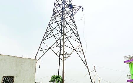 अतिक्रमण हटाने पहुंची टीम, विरोध में हाईटेंशन टावर पर चढ़ा युवक